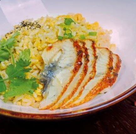 Жареный рис с яйцом и угрем