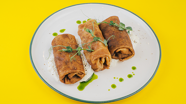 Блины с курицей и грибами с соусом