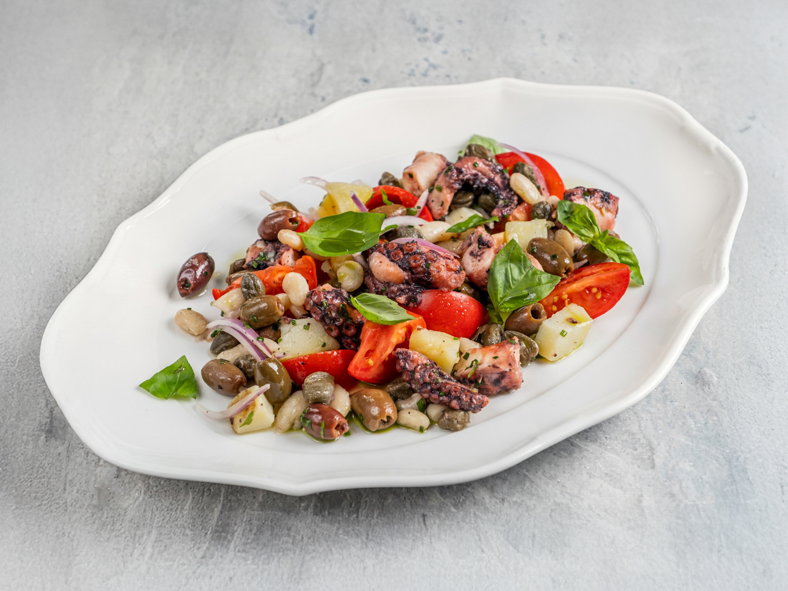 Салат с осьминогом, молодым картофелем и узбекскими томатами