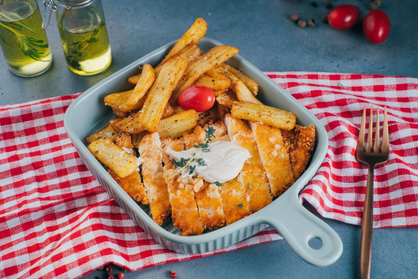 Хрустящая курочка с фри и соусом пармезан черный перец