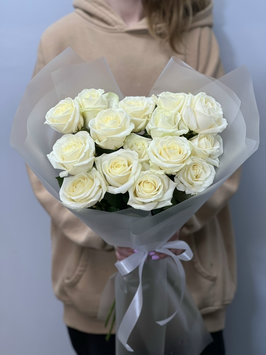 Белые розы в оформлении