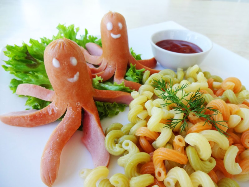 Осминожки с макарожками,кр. соусом