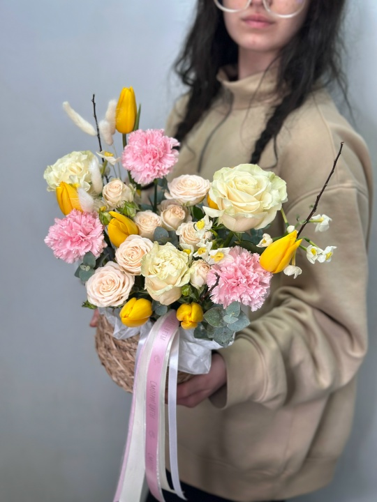Весенняя корзина с тюльпанами ,нарциссами ,розами и ветками