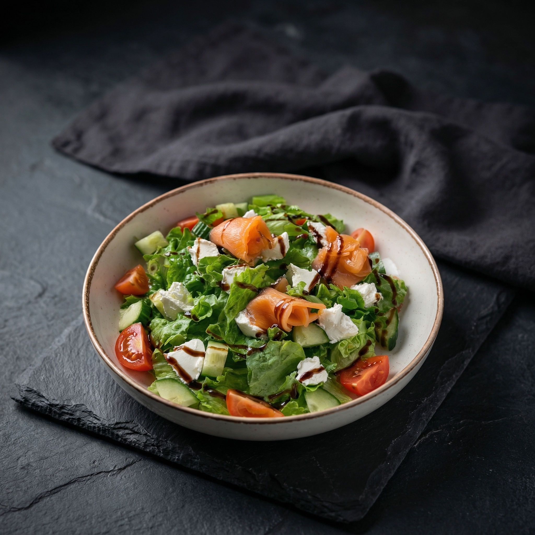 Салат со слабосолёным лососем