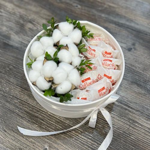 Букет из хлопка с зеленью и рафаэлло (к1719)