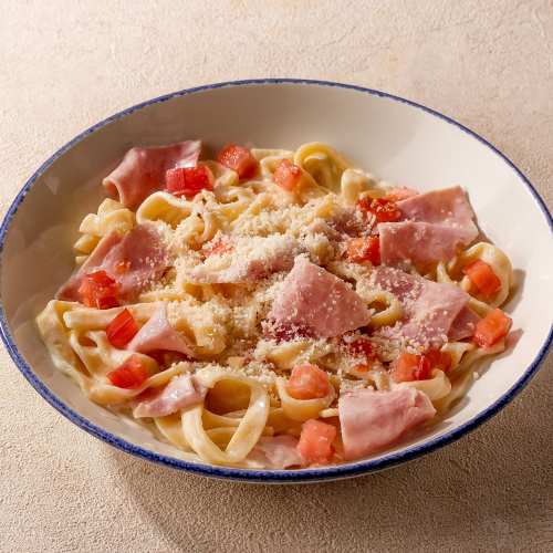 Фетучини с помидорками и ветчиной