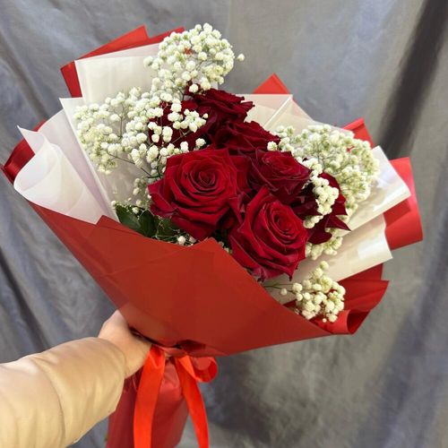 Букет цветов: красные розы, гипсофила (б0083)