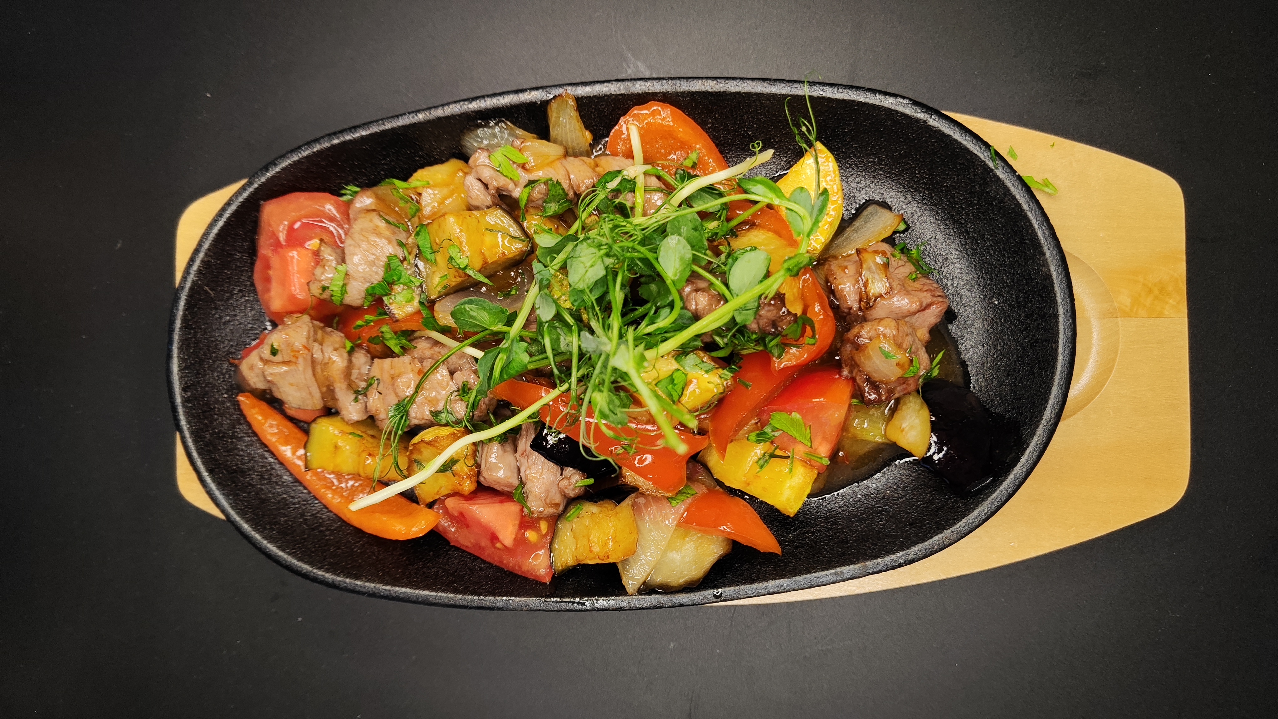 Скворчащая сковородка с говядиной 