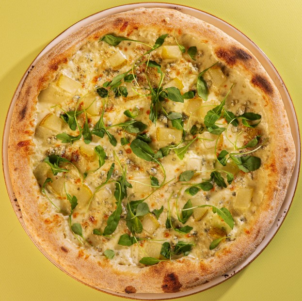 Пицца с грушей и горгонзолой