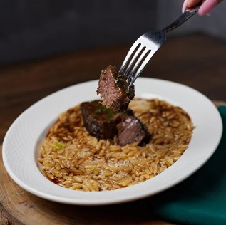 Томлёные щёчки на орзо в демиглас