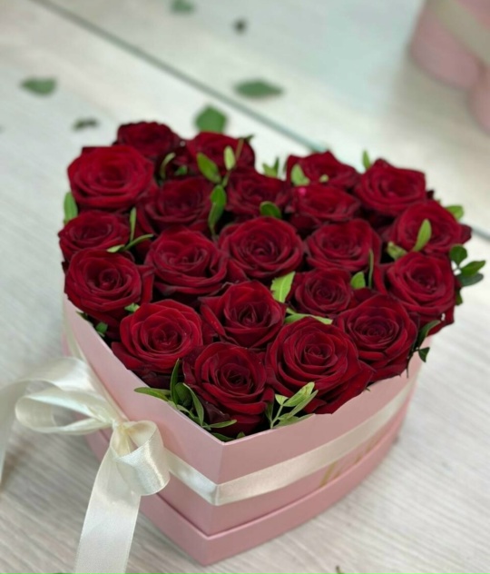 Коробочка сердечко с красными розами