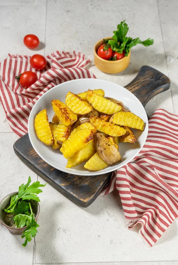 Картофель запеченный из печи с паприкой и чесноком