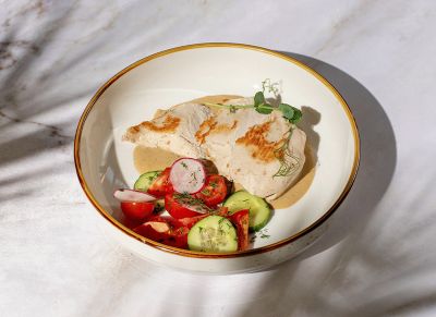 Куриная грудка со свежими овощами
