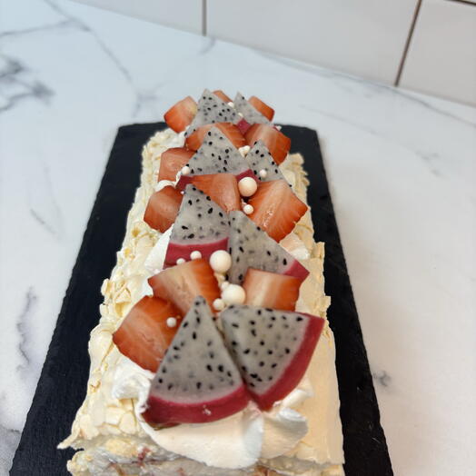 Меренговый рулет с клубникой и питахайя