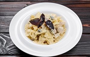 Фарфалле с индейкой и соусом горгонзола