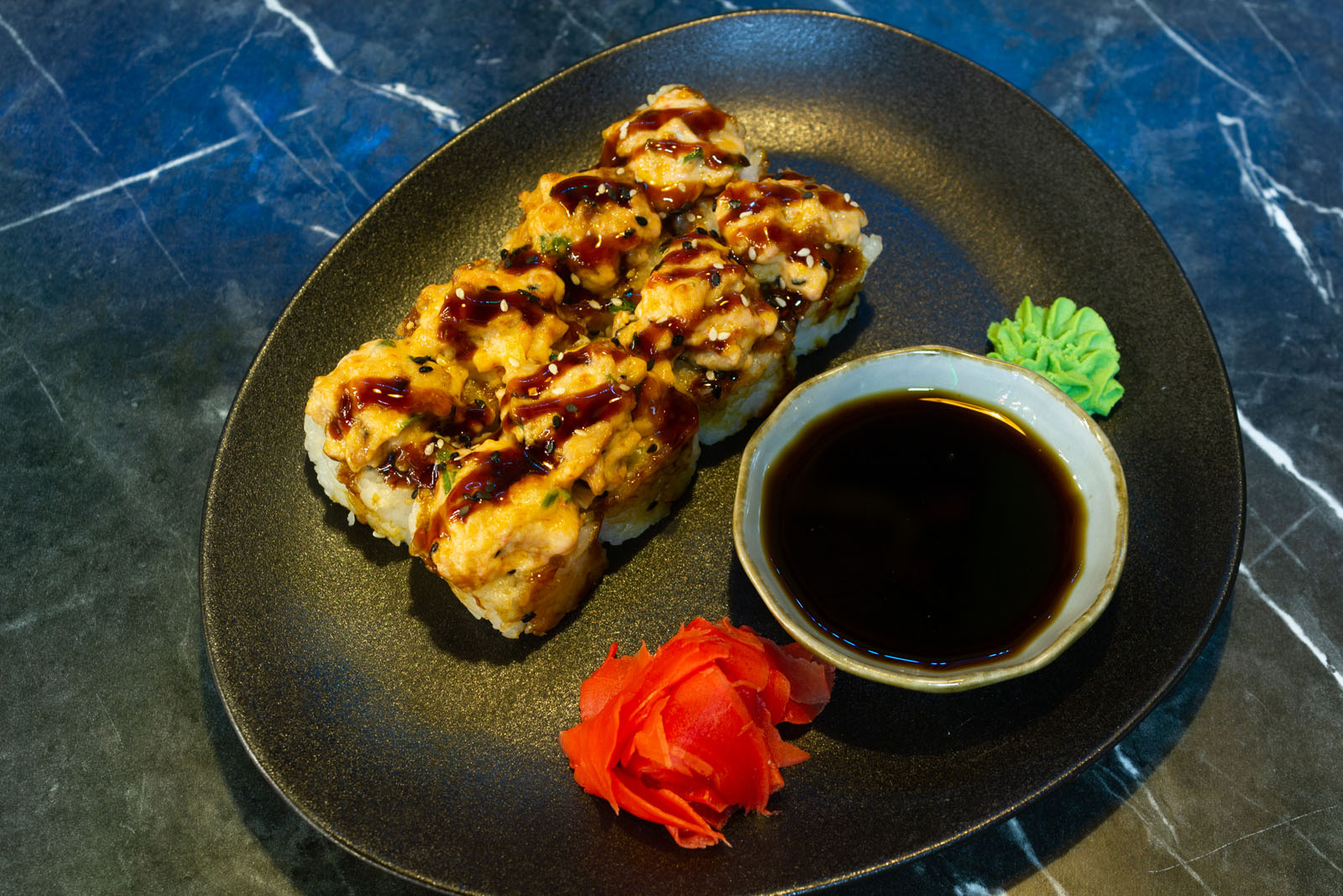 Запеченный Тартар ролл с лососем