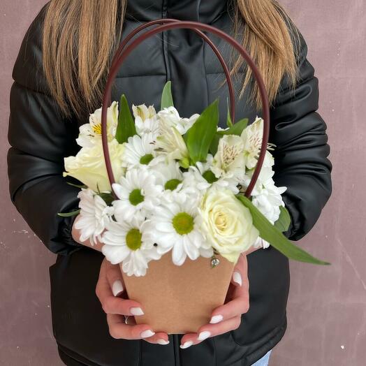 Розы с хризантемой в сумоче на оазисе