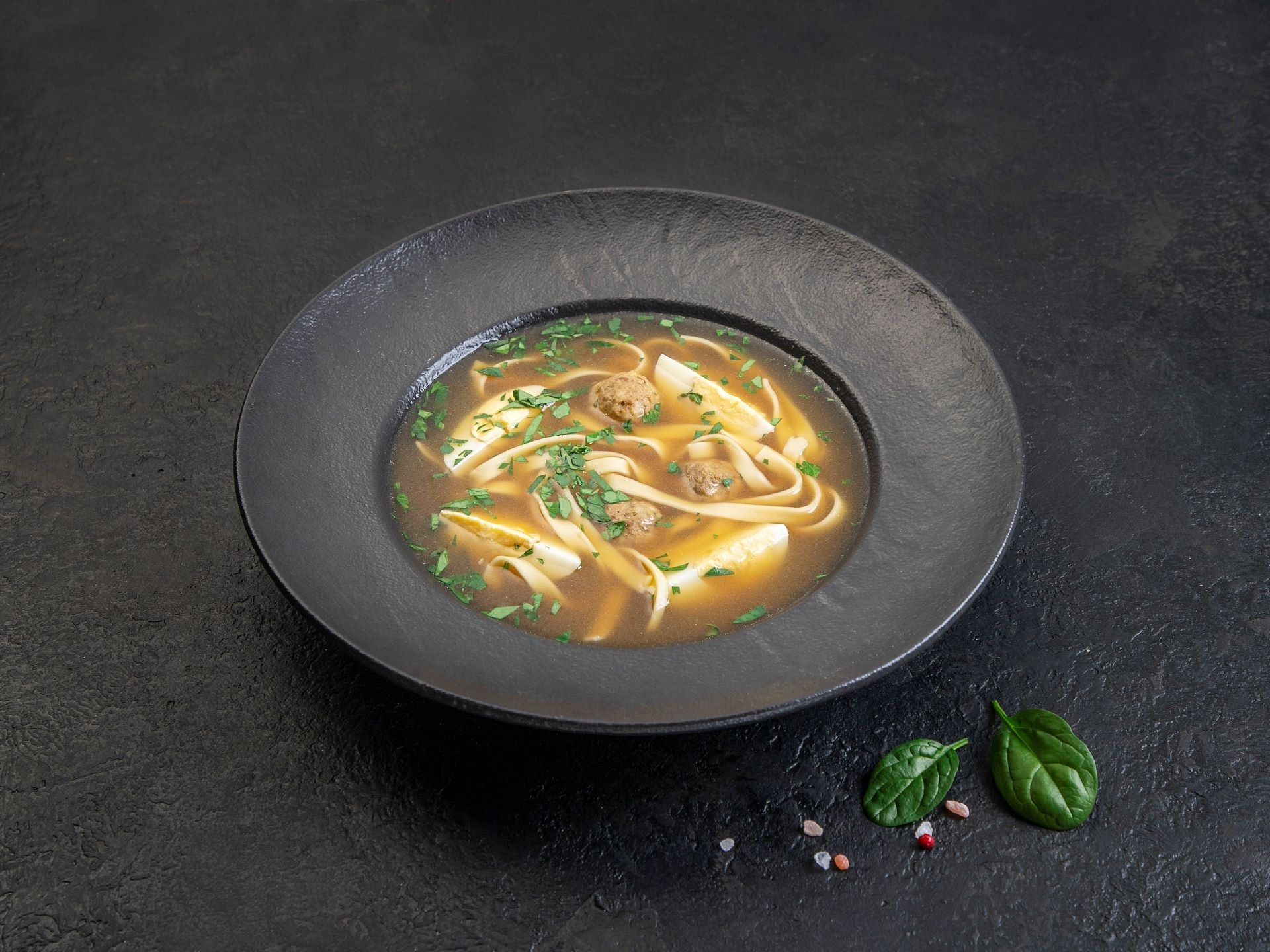 Суп-лапша с куриными фрикадельками и яйцом