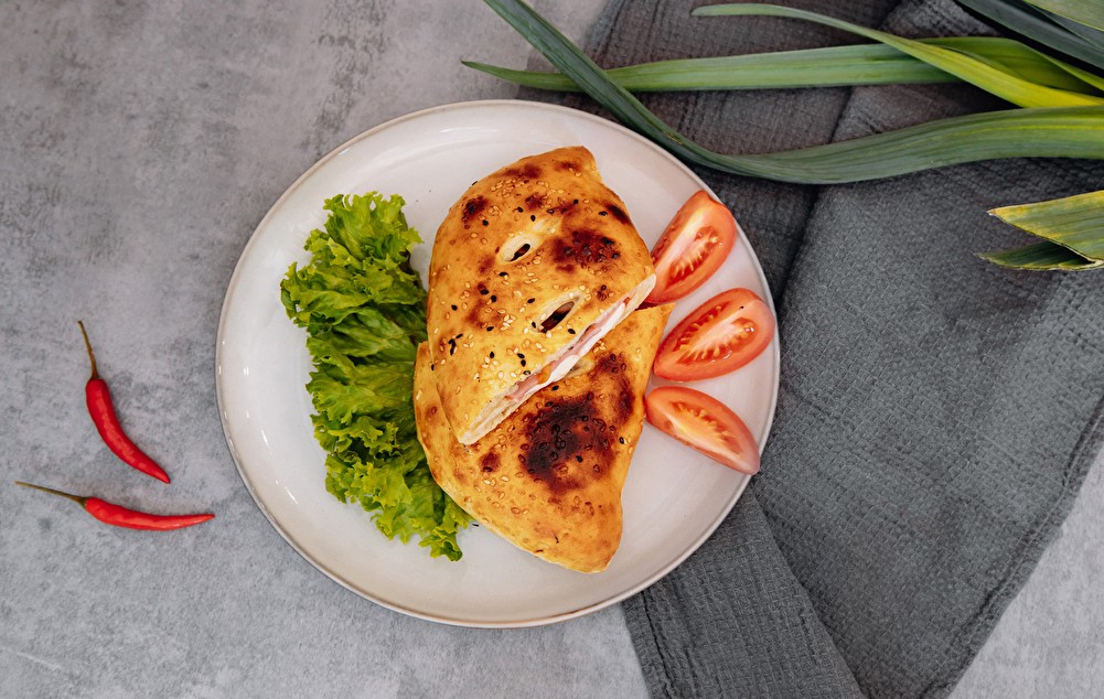 Закрытая Пицца с Беконом и Курицей