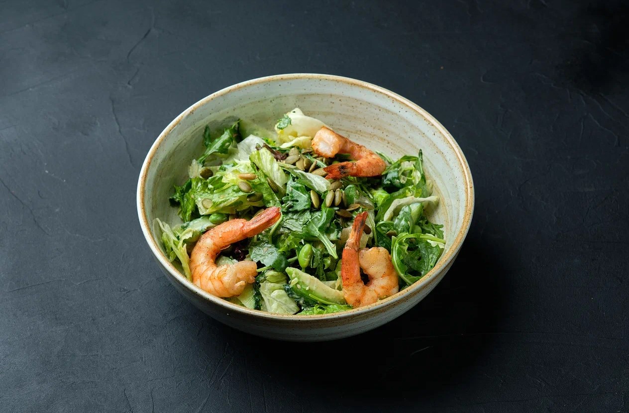 Зеленый салат с креветками