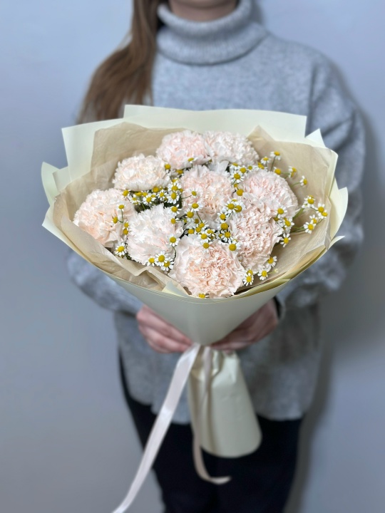 Кремовые диантусы с ромашками