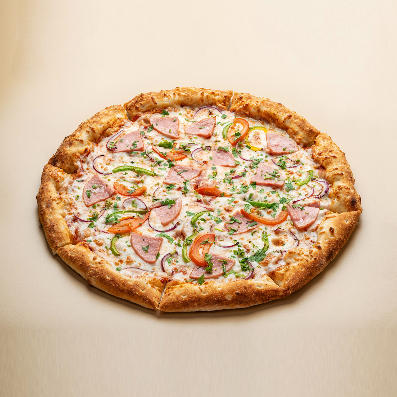 Пицца с ветчиной и овощами