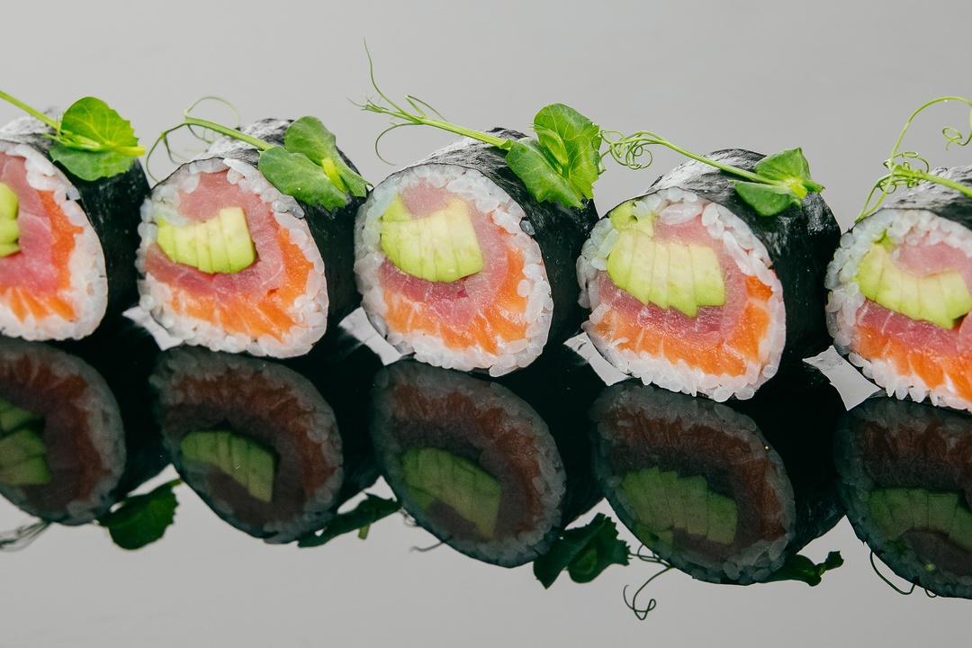 Ролл с лососем тунцом и авокадо (8шт)