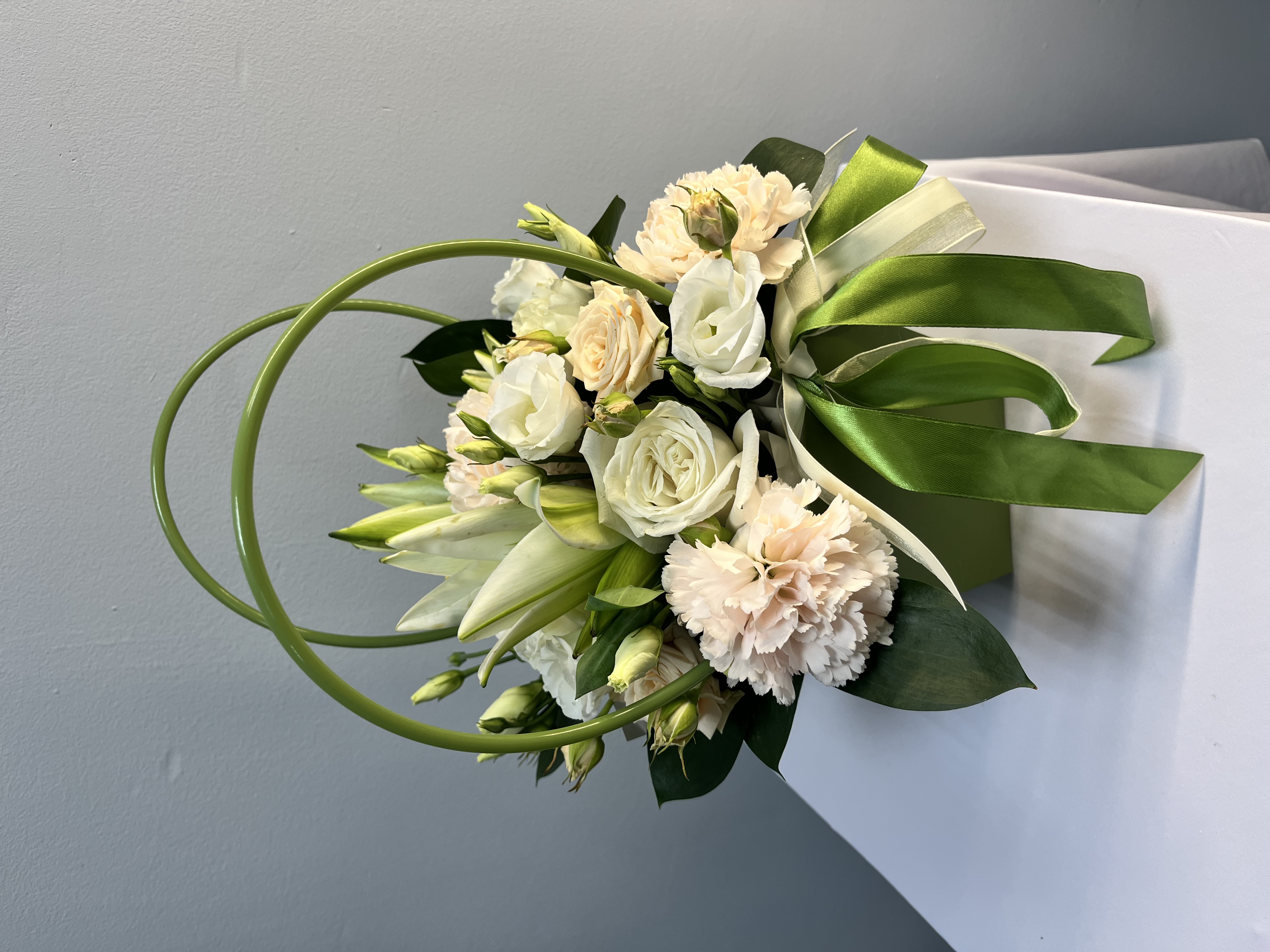 Клмпозиция с розами и лилией