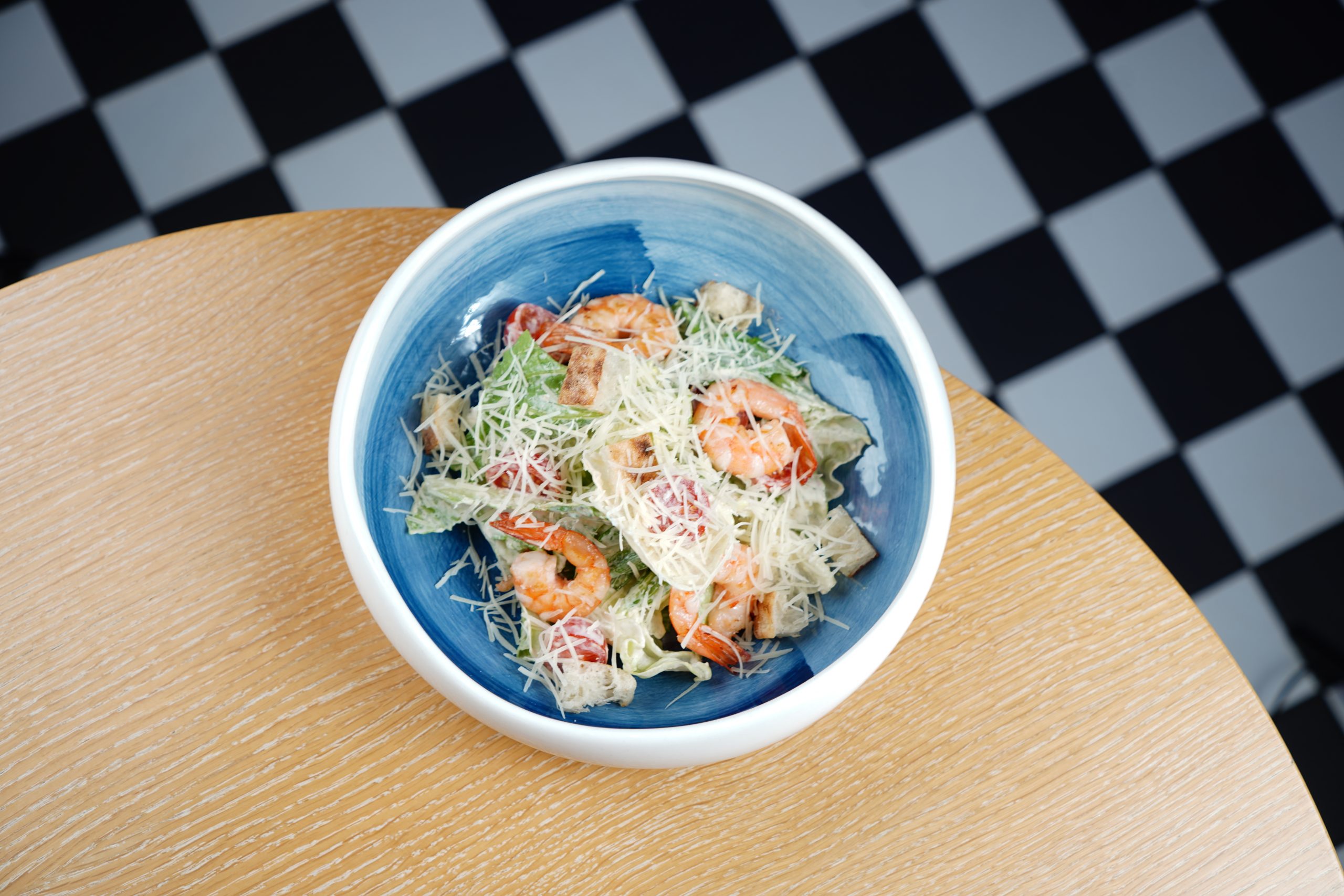 Салат Цезарь с тигровыми креветками