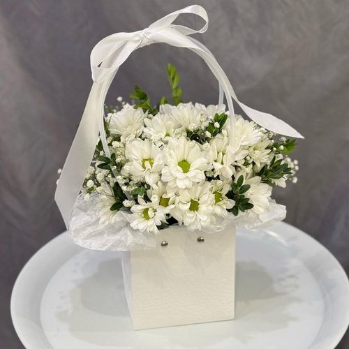 Букет из ромашковых хризантем в сумочке (к0088)