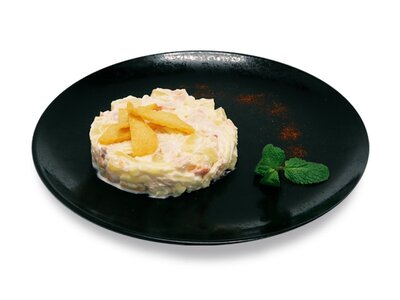 Салат с копченой курицей и ананасом