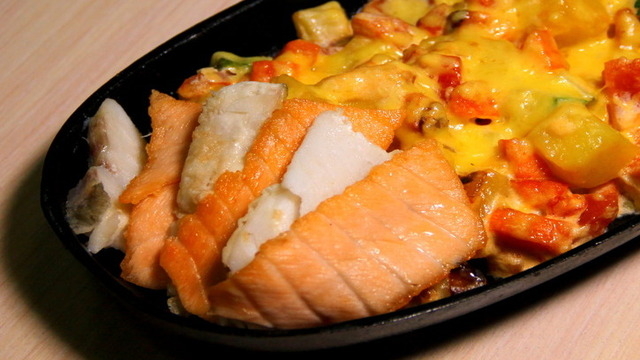 Горячая сковородка с сёмгой и треской