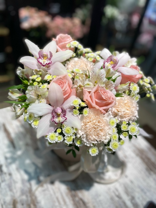 Воздушная композиция в шляпной коробке с орхидеей