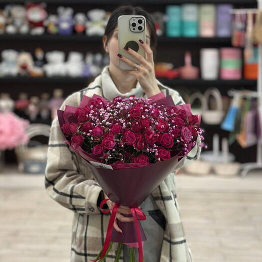 Букет из кустовых роз и гипсофилы