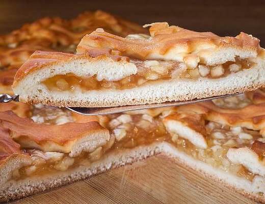 Пирог с яблоком и корицей