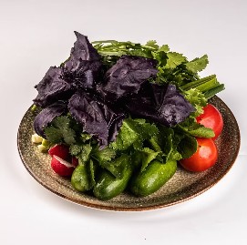 Свежие овощи с зеленью / Fresh vegetables with herbs