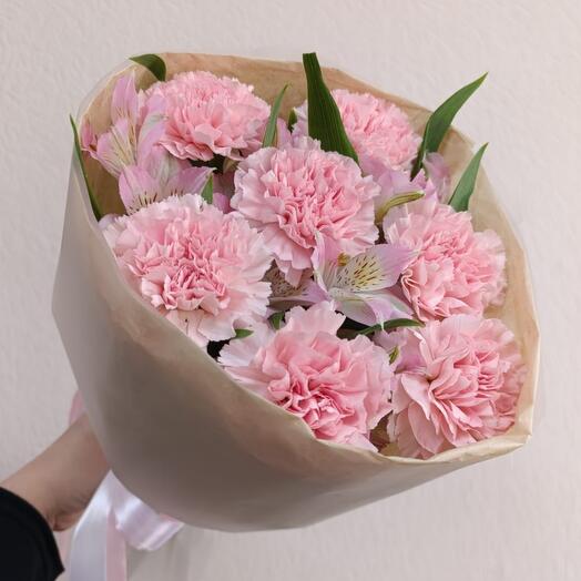 Букет из розовых диантусов и альстромерий