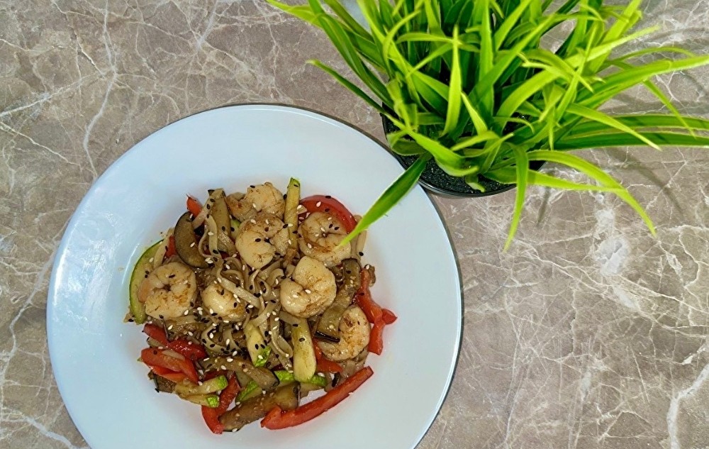 Wok с королевскими креветками