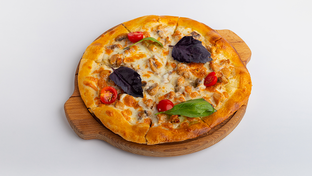 Пицца с курицей и грибами