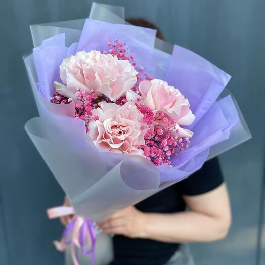 Букет из розовых французских роз и гипсофилы