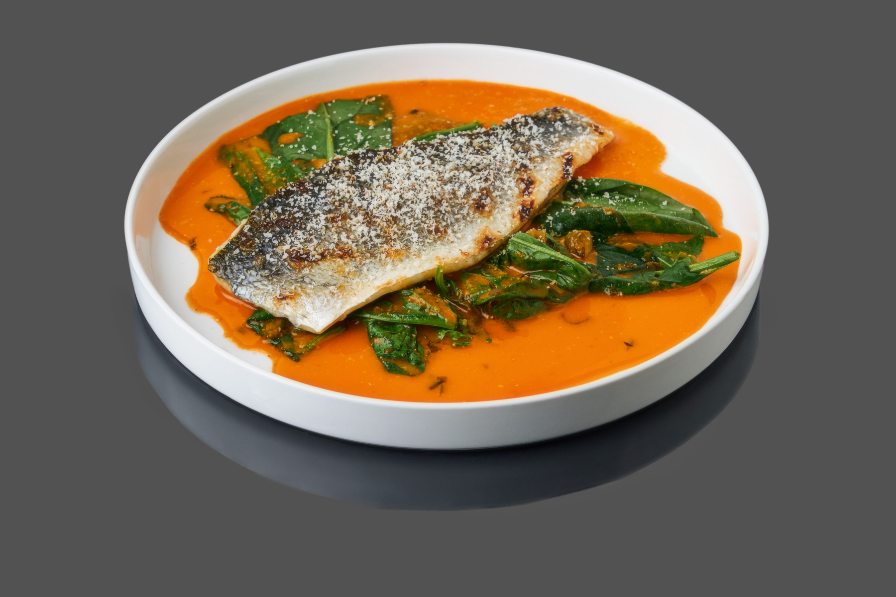 Сибас со шпинатом и средиземноморским соусом