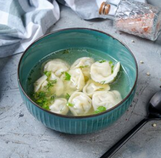 Пельмени с куриным бульоном и сметаной