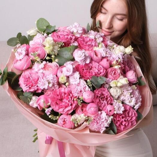 Сборный,объемный букет с пионовидными розами