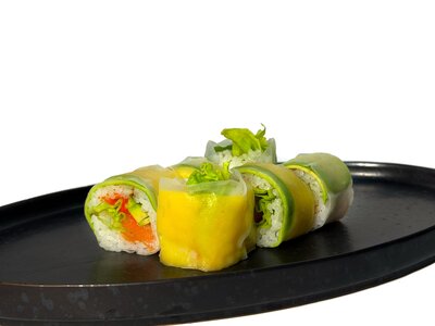 Ролл из рисовой бумаги с лососем и сладким манго