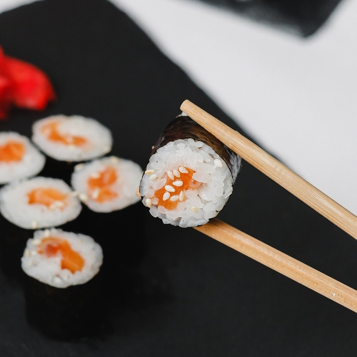 Маки ролл с лососем.