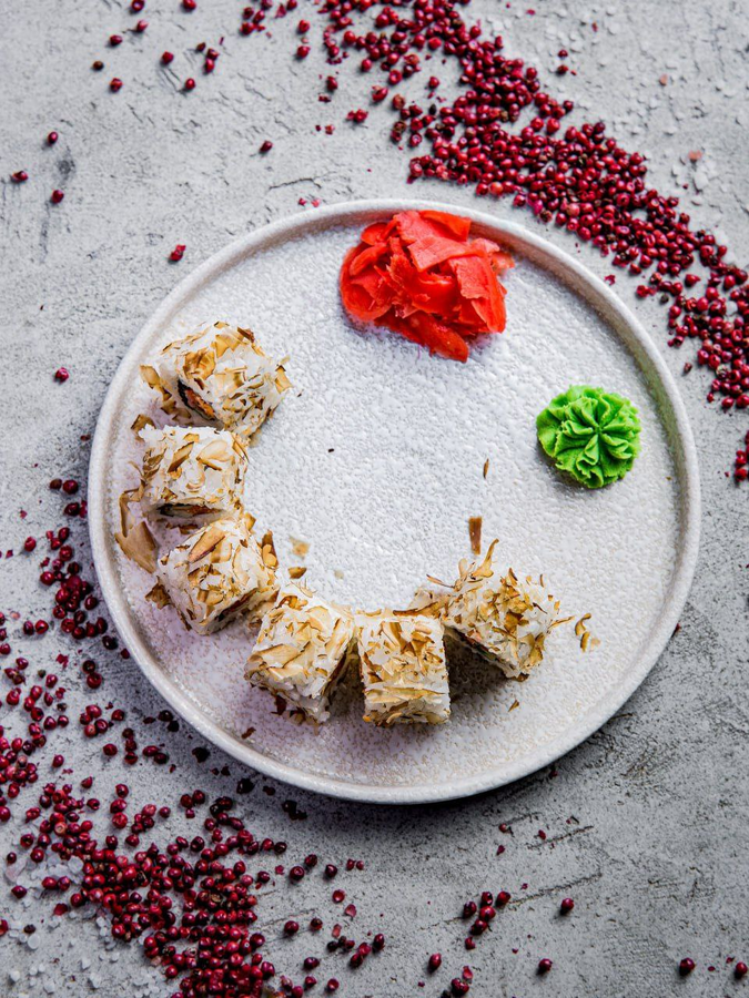 *Ролл с обожжённым лососем