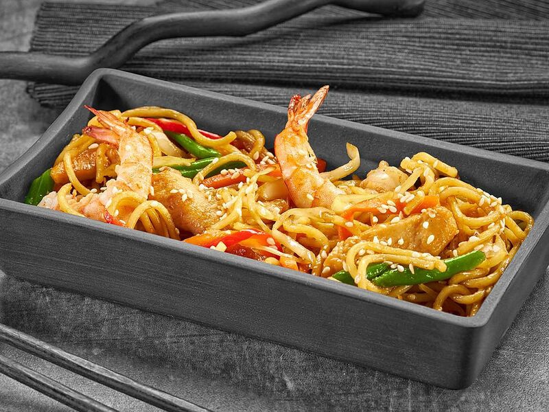 Яичная лапша с курицей в терияки соусе