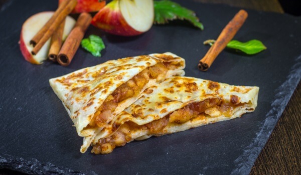 Блин с яблоком и корицей