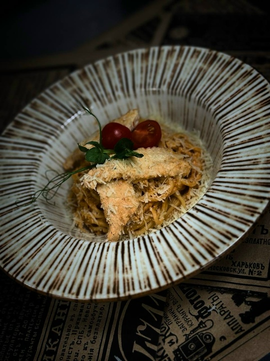 Паста с курицей и розовым соусом