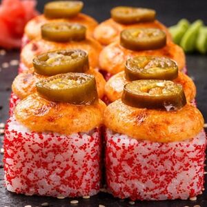 Запечённый ролл „Огненный лосось“ с халапеньо